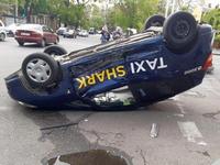 В центре Одессы в результате ДТП такси опрокинулось на крышу