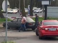 В Одессе таксисты устроили драку за право отвезти пассажира